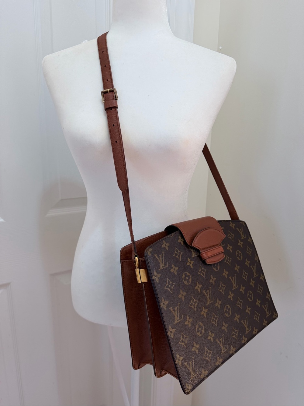 Authentic Louis Vuitton Monogram Courcelles Shoulder Bag - Picture 11 of 16
